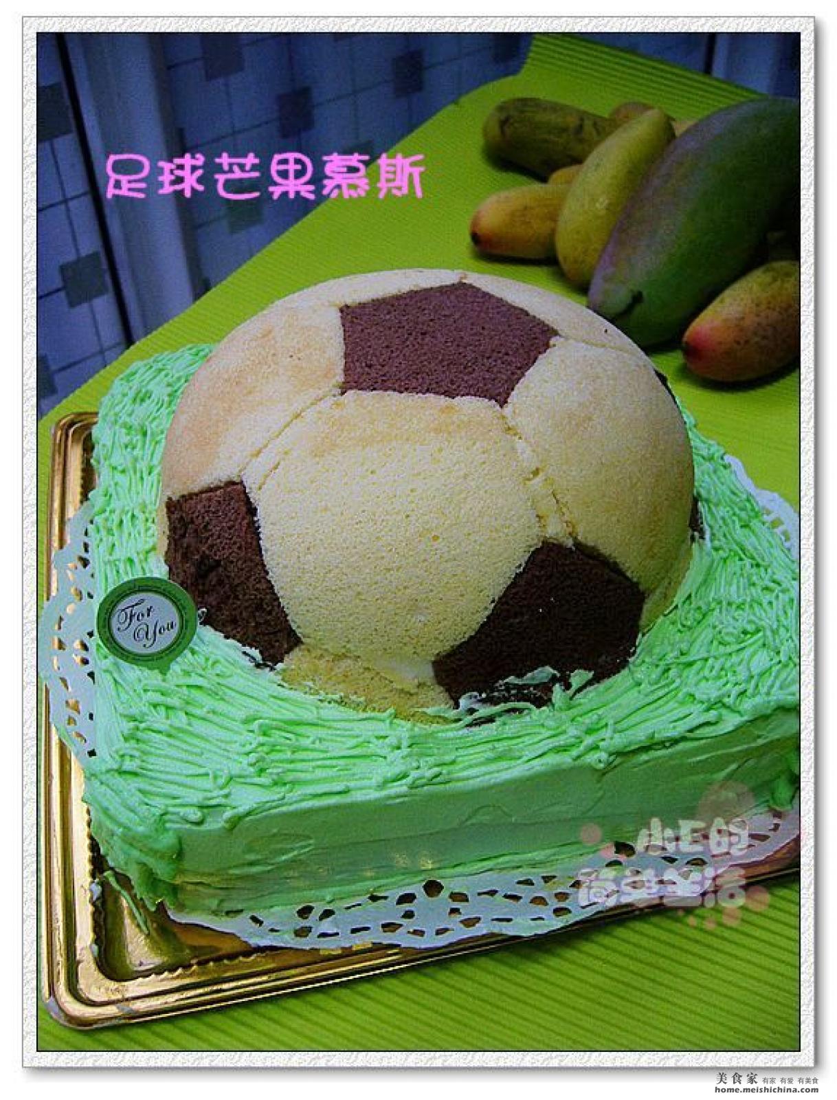生日蛋糕与巧克力足球顶部和一块蛋糕与美丽的切割躺在一个方形盘子-特写和复制空间照片摄影图片_ID:401796410-Veer图库