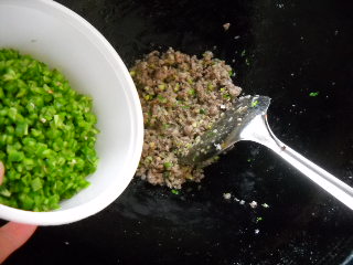 彩色的青椒牛肉馅花菇香干韭菜馅蒸饺