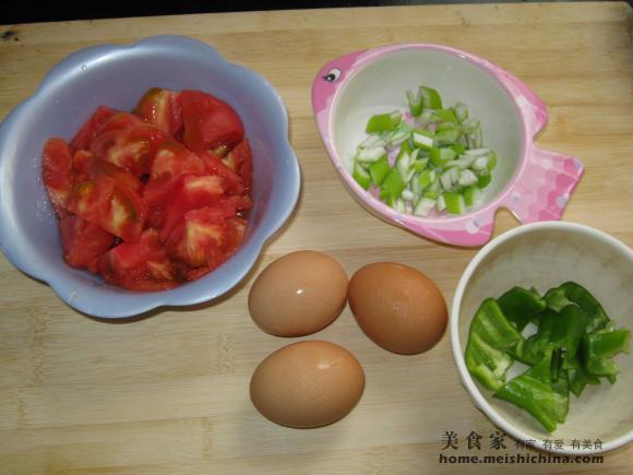 西红柿3个切块,鸡蛋3个加盐加一点温开水打散