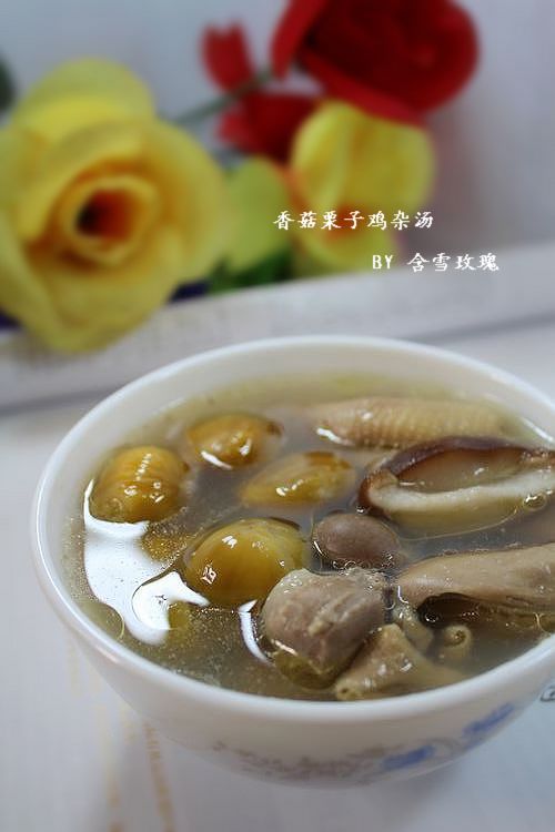 原料:鸡头,爪子,鸡杂200g,香菇100g,栗子50g 配料:油,盐,料酒,生姜 5