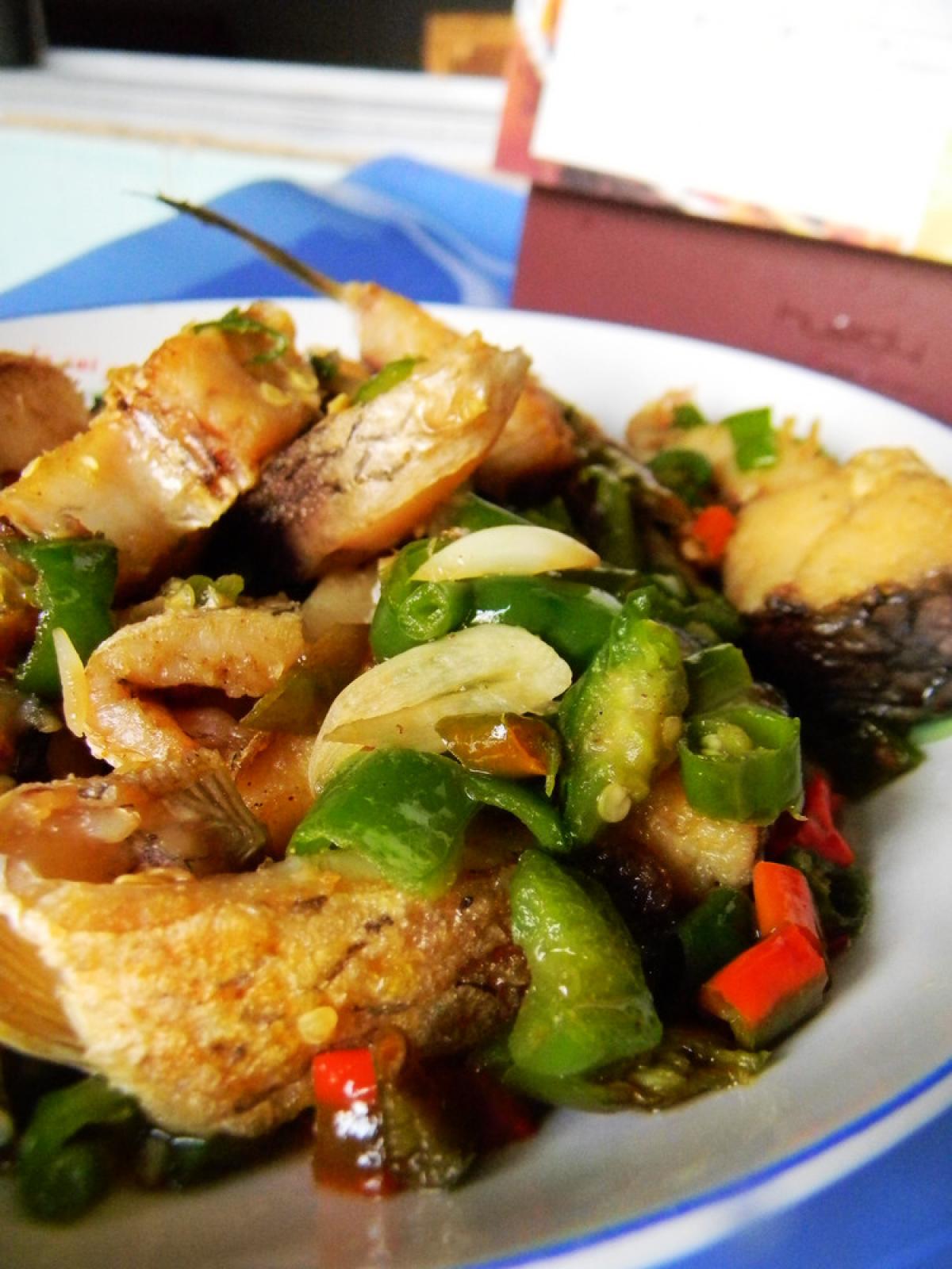 广东名菜生炒鱼片，一口下去鱼肉香嫩爽滑，做法简单好吃熟得快 - 哔哩哔哩