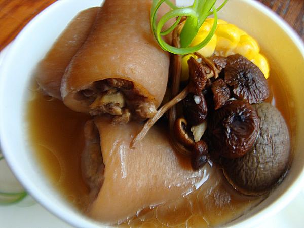 家常滋补汤系列之四-------茶树菇猪尾汤