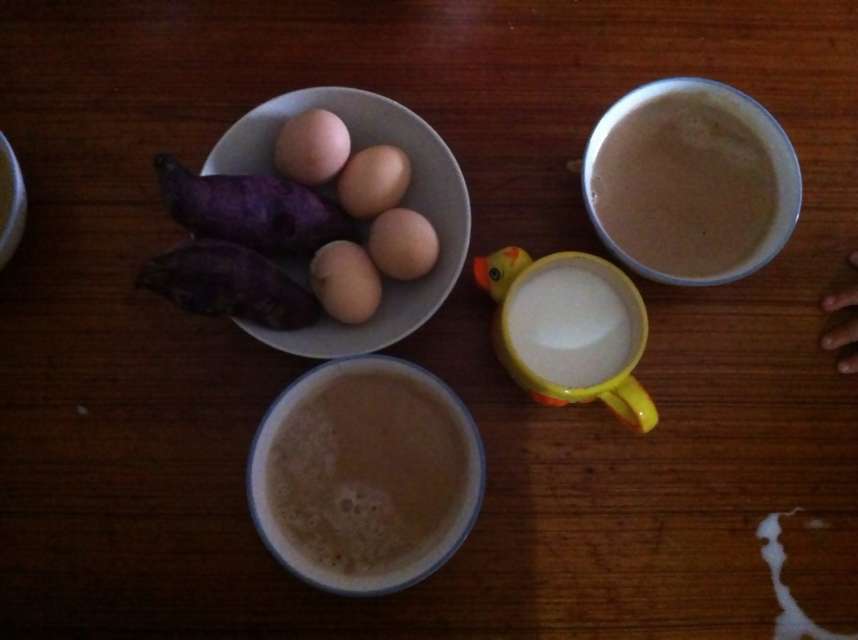 今天早餐,核桃红枣麦片米糊,蒸紫薯,牛奶,水煮_