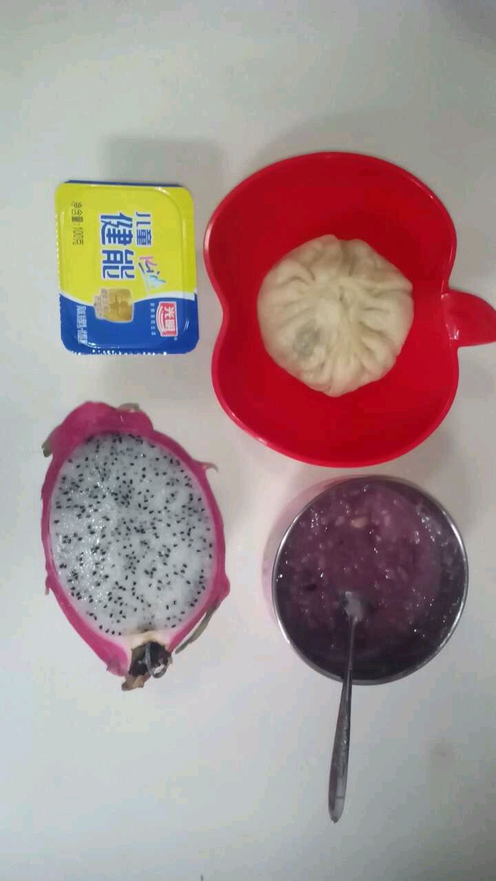 给女儿的早饭,紫薯八宝粥、包子、火龙果和她