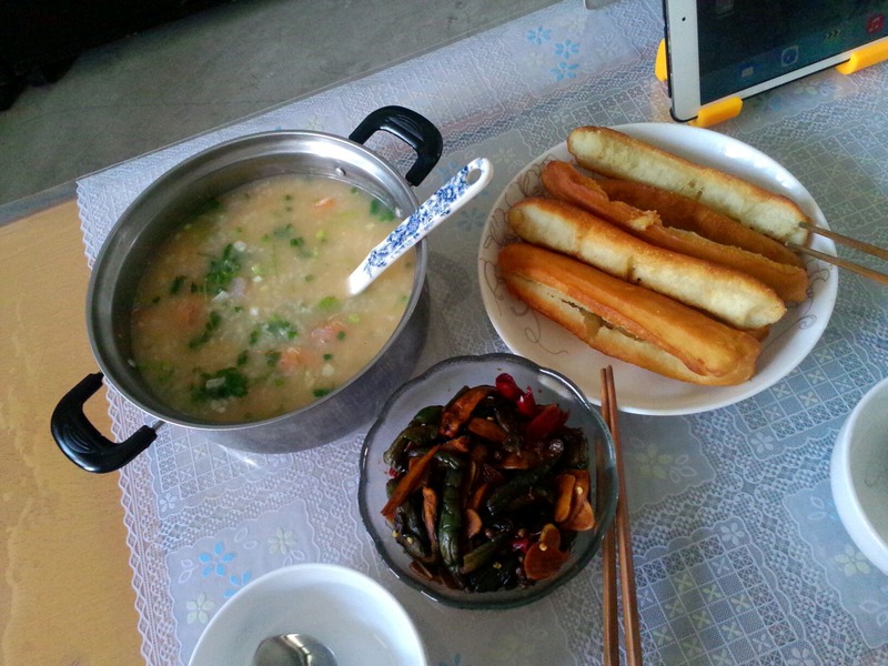 鲜虾粥+油条+黄瓜小咸菜,电饭锅的定时功能要