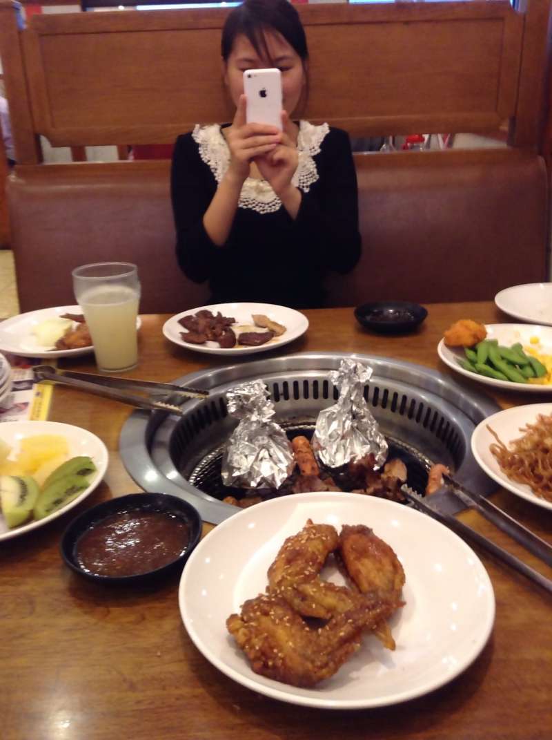 在日本吃烤肉的情节,是那么开心快乐,体会到吃