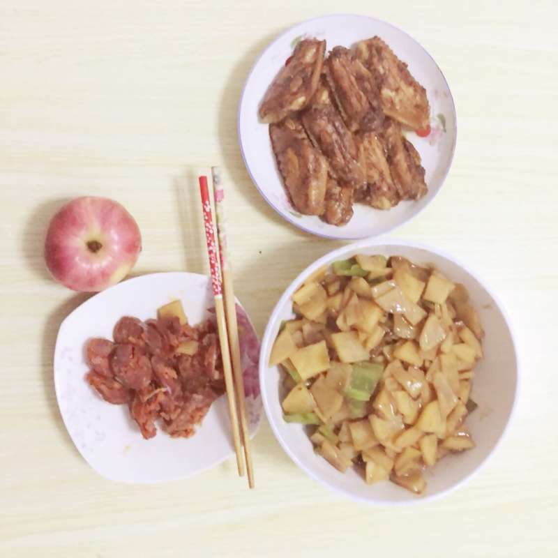 可乐鸡翅 四川灌肠 土豆辣子 头一次做饭 还不错