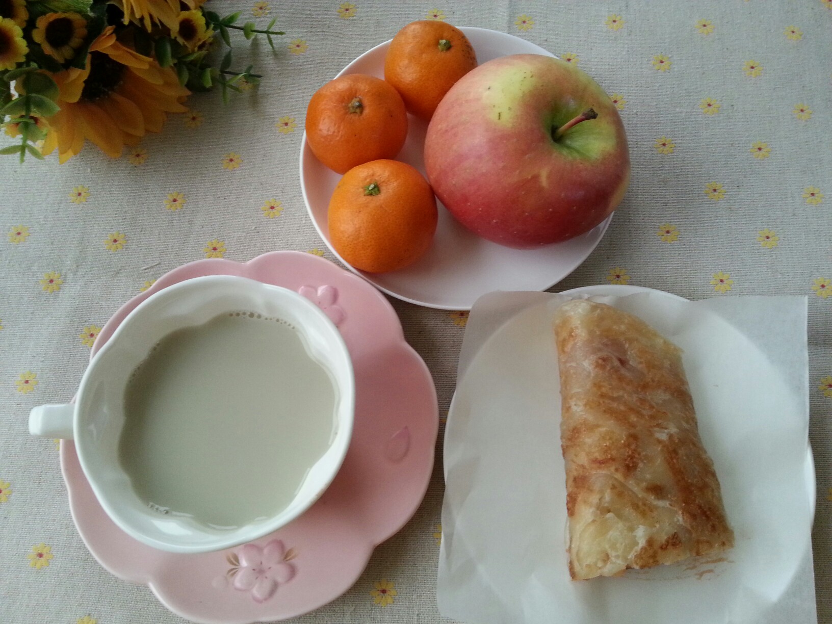 早餐:手抓饼,红枣双豆豆浆,糖心苹果,甜桔子_随