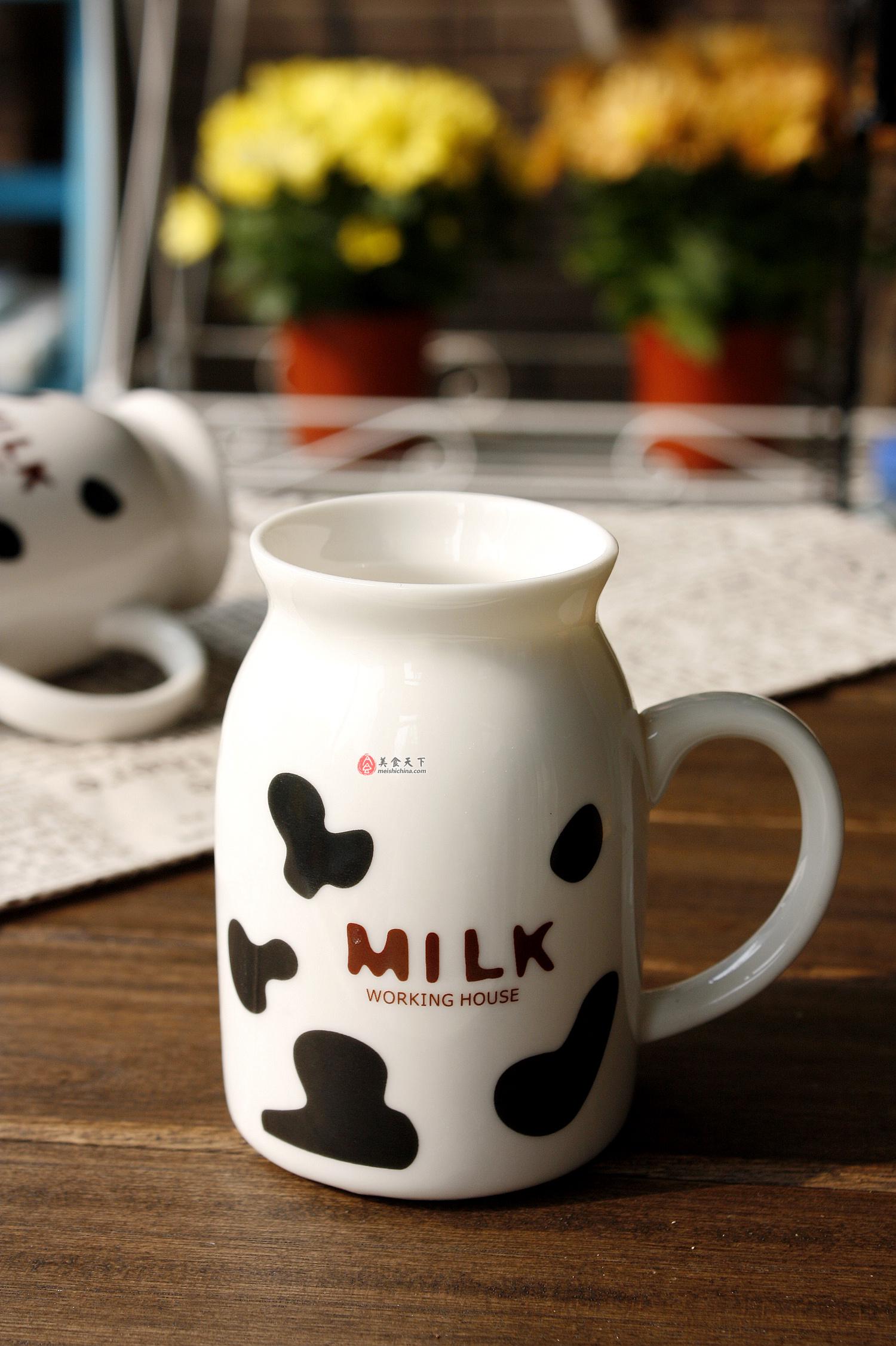 往杯子里倒牛奶高清图片下载-正版图片500756515-摄图网