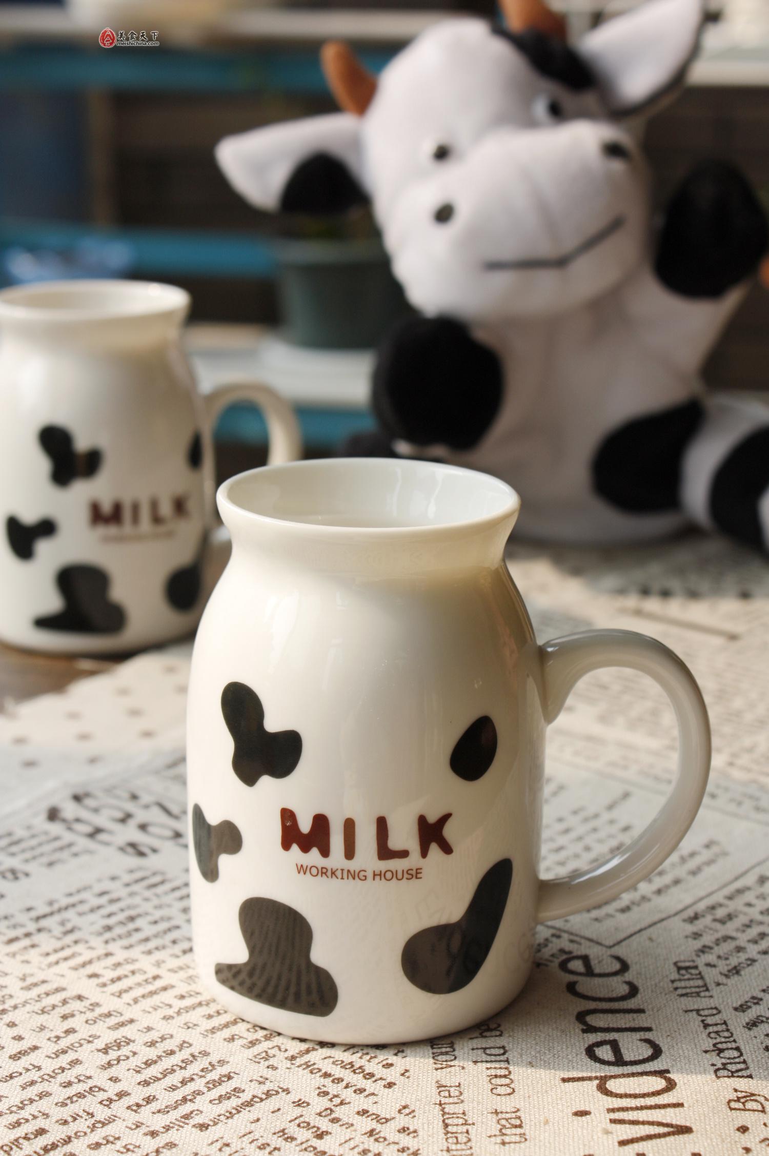 一杯牛奶倒牛奶营养牛奶图片下载 - 觅知网
