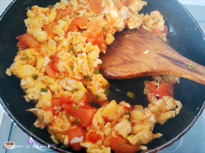 美食家叶子的小厨与您分享正宗西红柿炒鸡蛋做