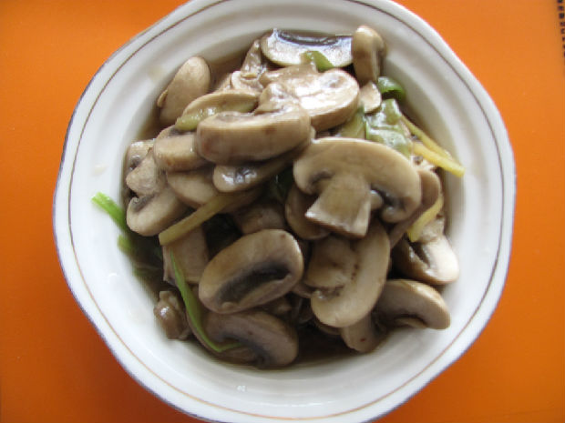 简单小菜清炒白蘑菇