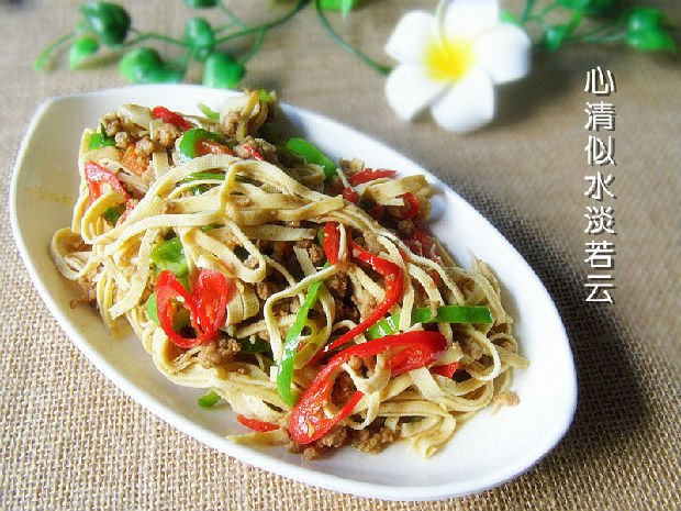 材料:干豆腐丝,猪肉末,生姜,大蒜,大葱,盐,蚝油