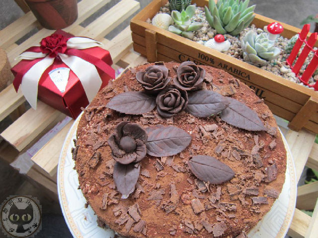 微苦的巧克力装饰蛋糕,有一点黑森林蛋糕的感觉,不过