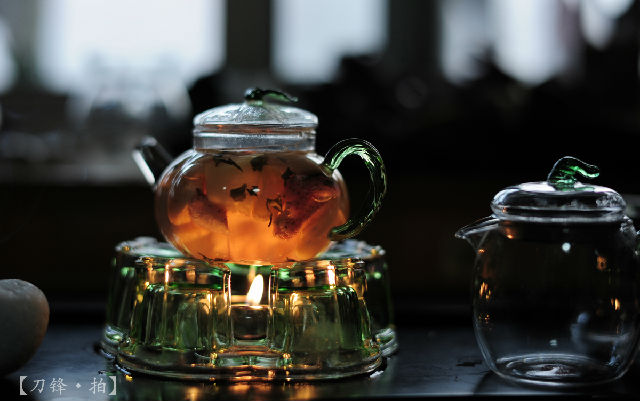 的玻璃茶具,精心调配出温馨甜蜜的可口水果茶