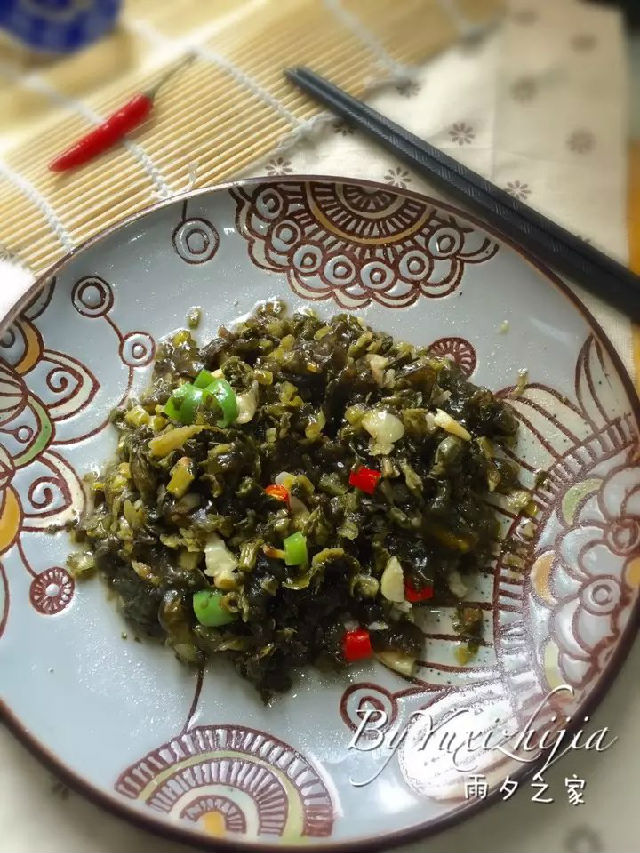 美食首页 美食资讯 03 雨夕之家 食材:地木耳 配料:雪菜,盐少许