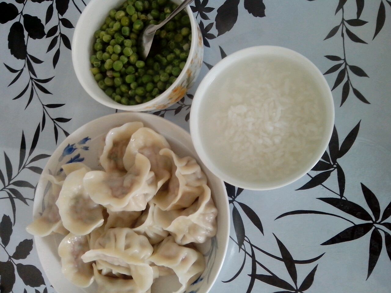 简单早餐,稀饭&水煮豌豆&皮薄多汁的饺子