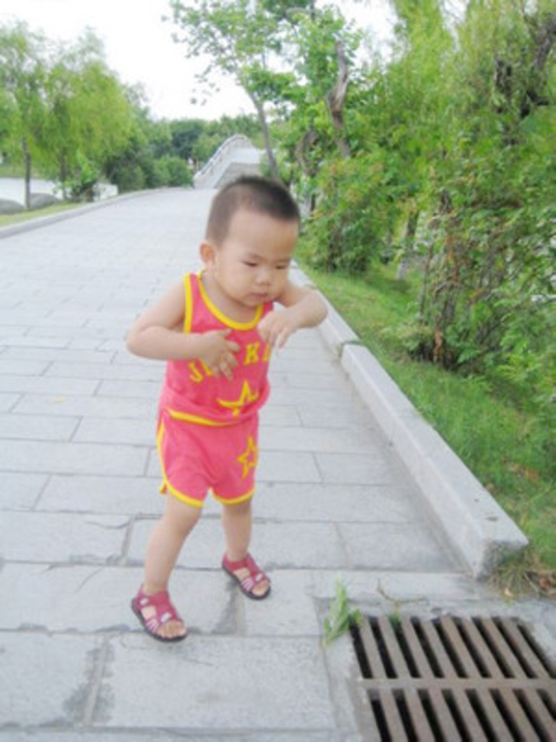 宝宝学步记,宝宝走得比较晚,一岁多点的时候还
