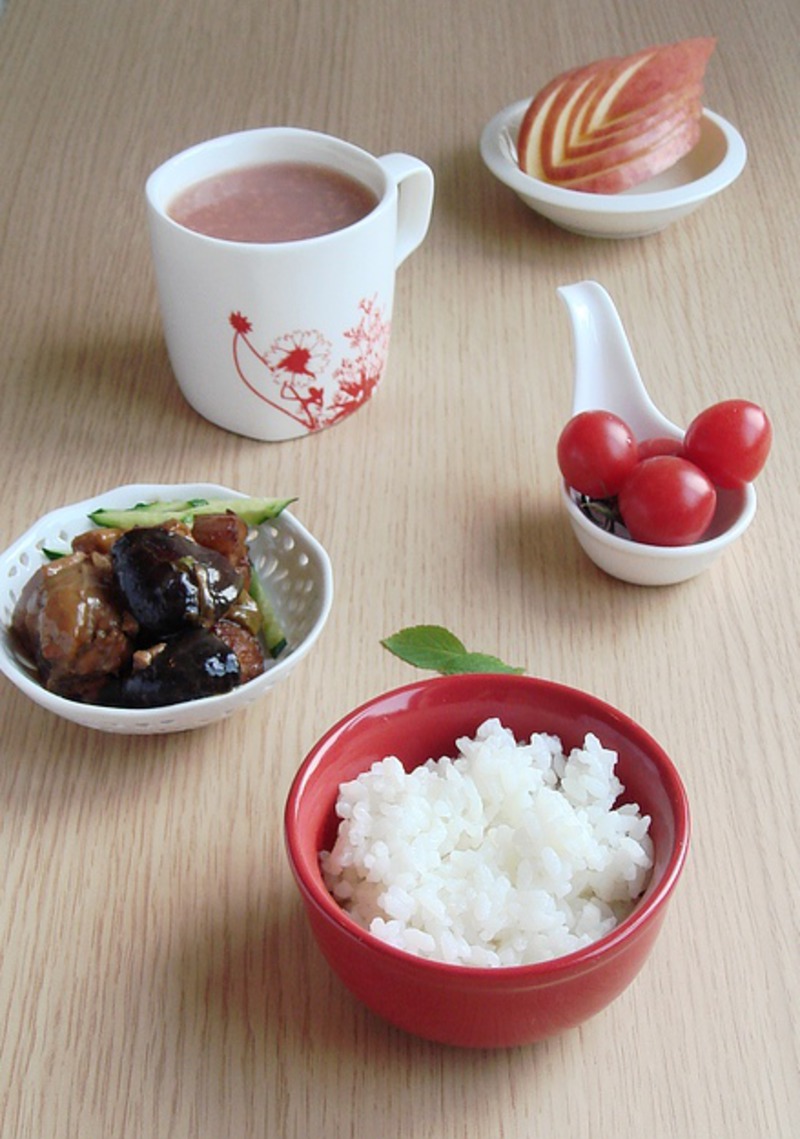 【早餐记录】红豆小米粥+香菇炖鸡+苹果+白饭