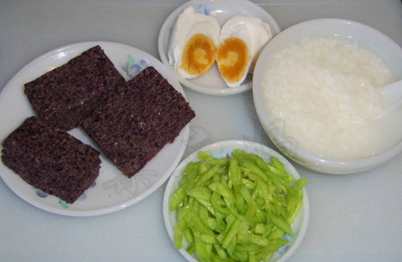 【早餐记录】黑米发糕+ 拌黄瓜+ 咸鸭蛋+ 白米
