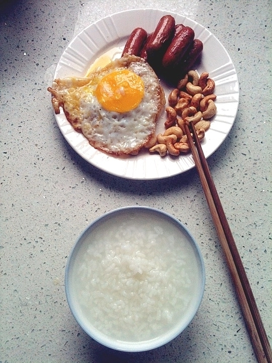 [早餐记录]火腿煎蛋加粥,这才是我家最最传统的早餐了,每天一碗清粥