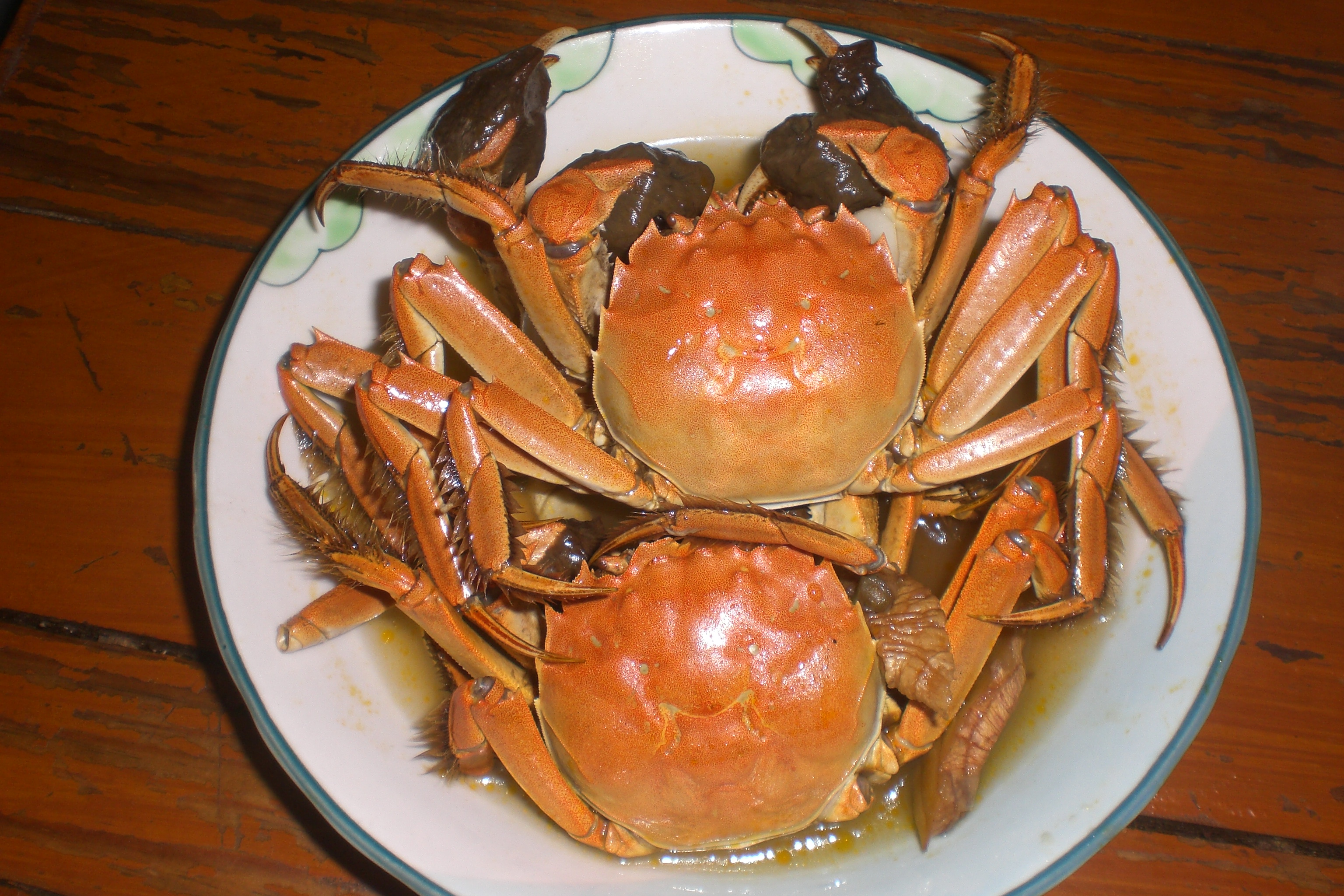 水煮螃蟹,超级简单的一到菜;锅中放水加点姜,盐,黄酒,花椒;水烧开后
