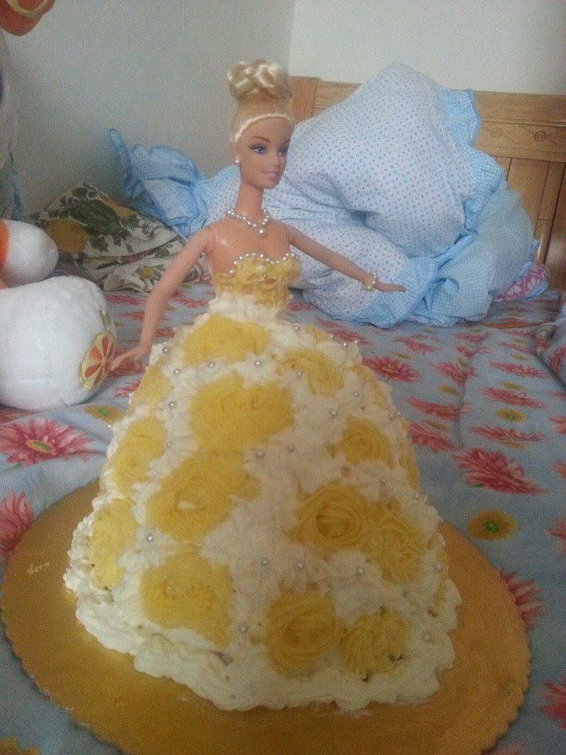 我的大姑娘过生日,特别喜欢芭比蛋糕,试验做的