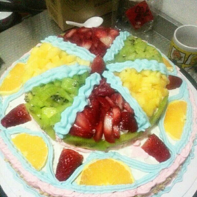 姥姥生日,自己做的生日蛋糕,看起来还挺漂亮哒