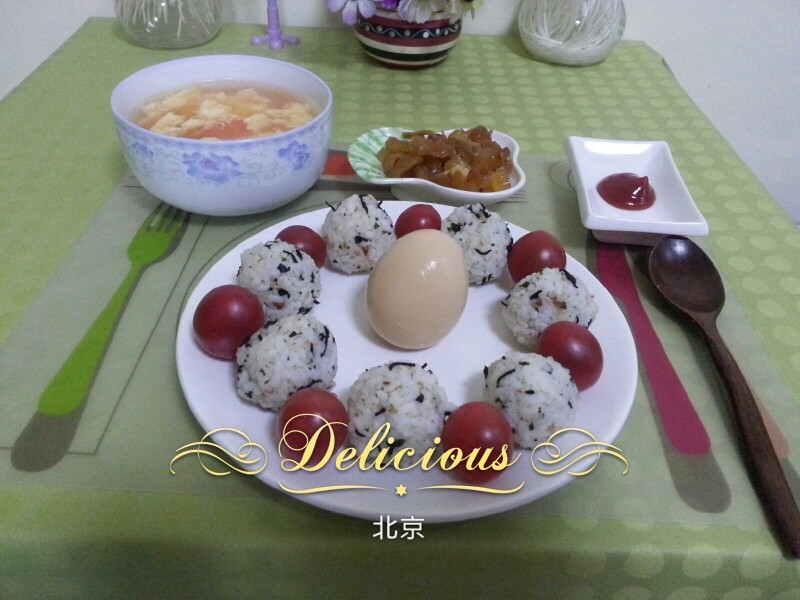 天天吃早餐(64)--日式饭团,蒸全蛋,圣女果,牛蹄