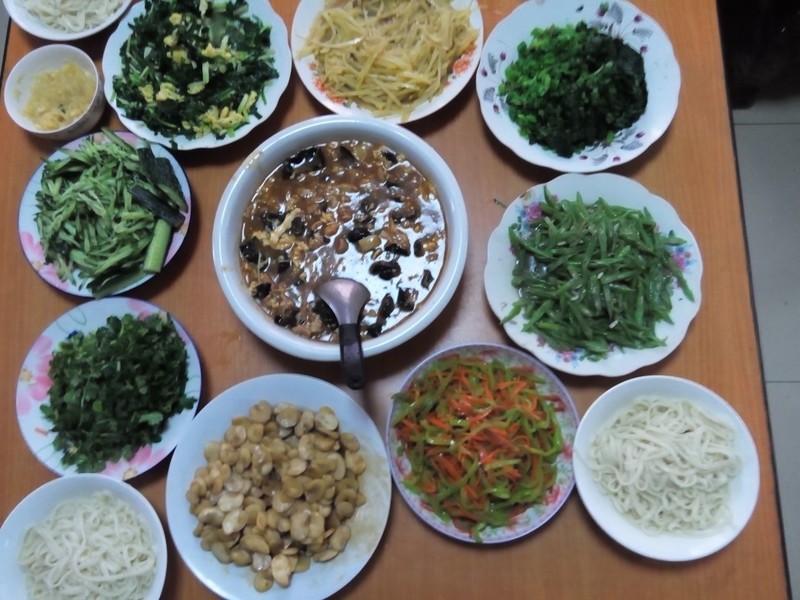 天津人吃打卤面喜欢弄好多菜码,今儿家里人多,忙的不亦乐乎,吃的真香!