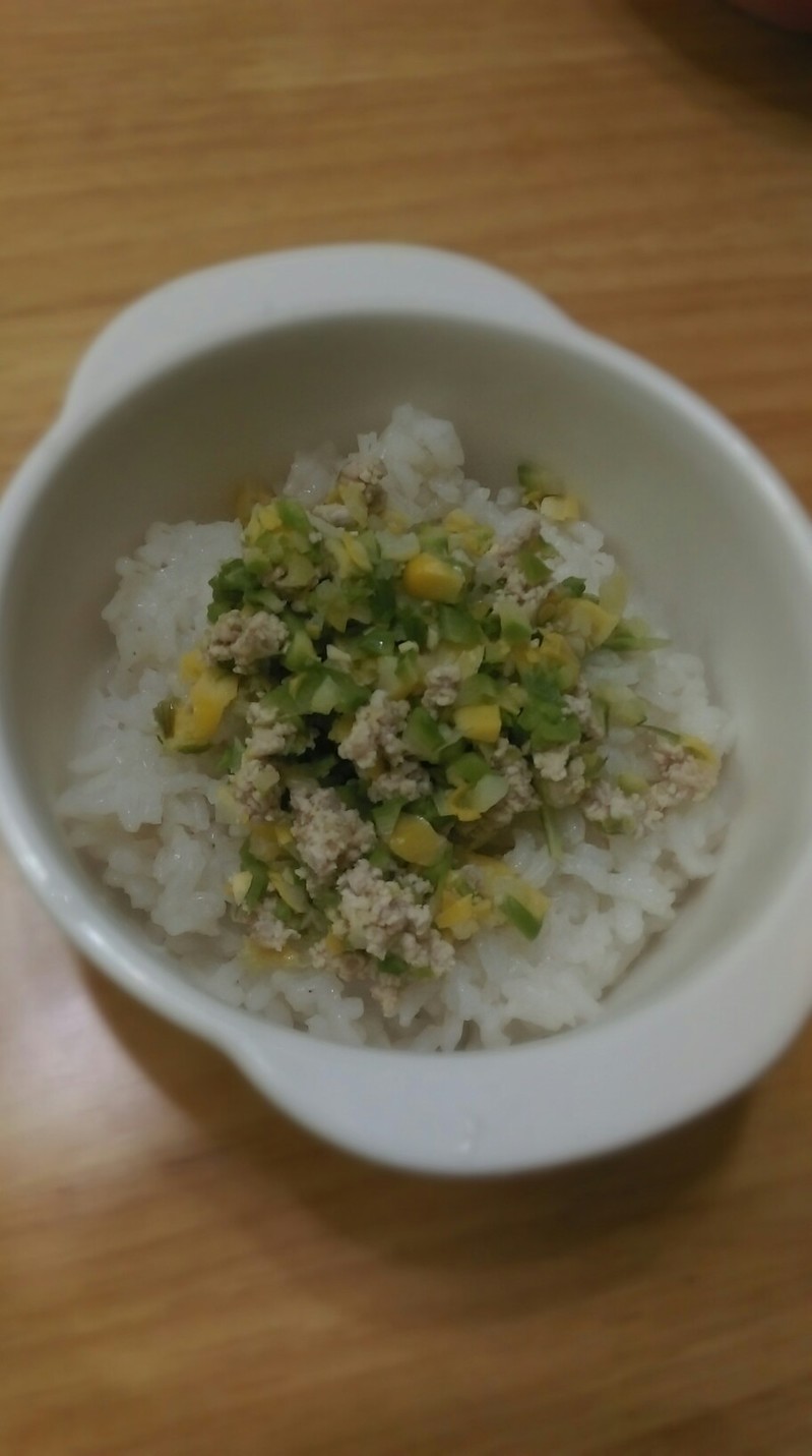 快一岁的天天能吃米饭了。淋上瘦肉芦笋玉米碎