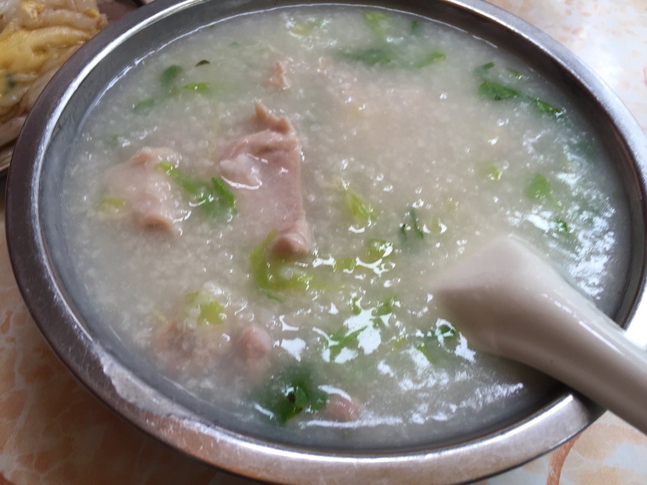 广式早餐:粉肠瘦肉粥 鸡蛋肠粉