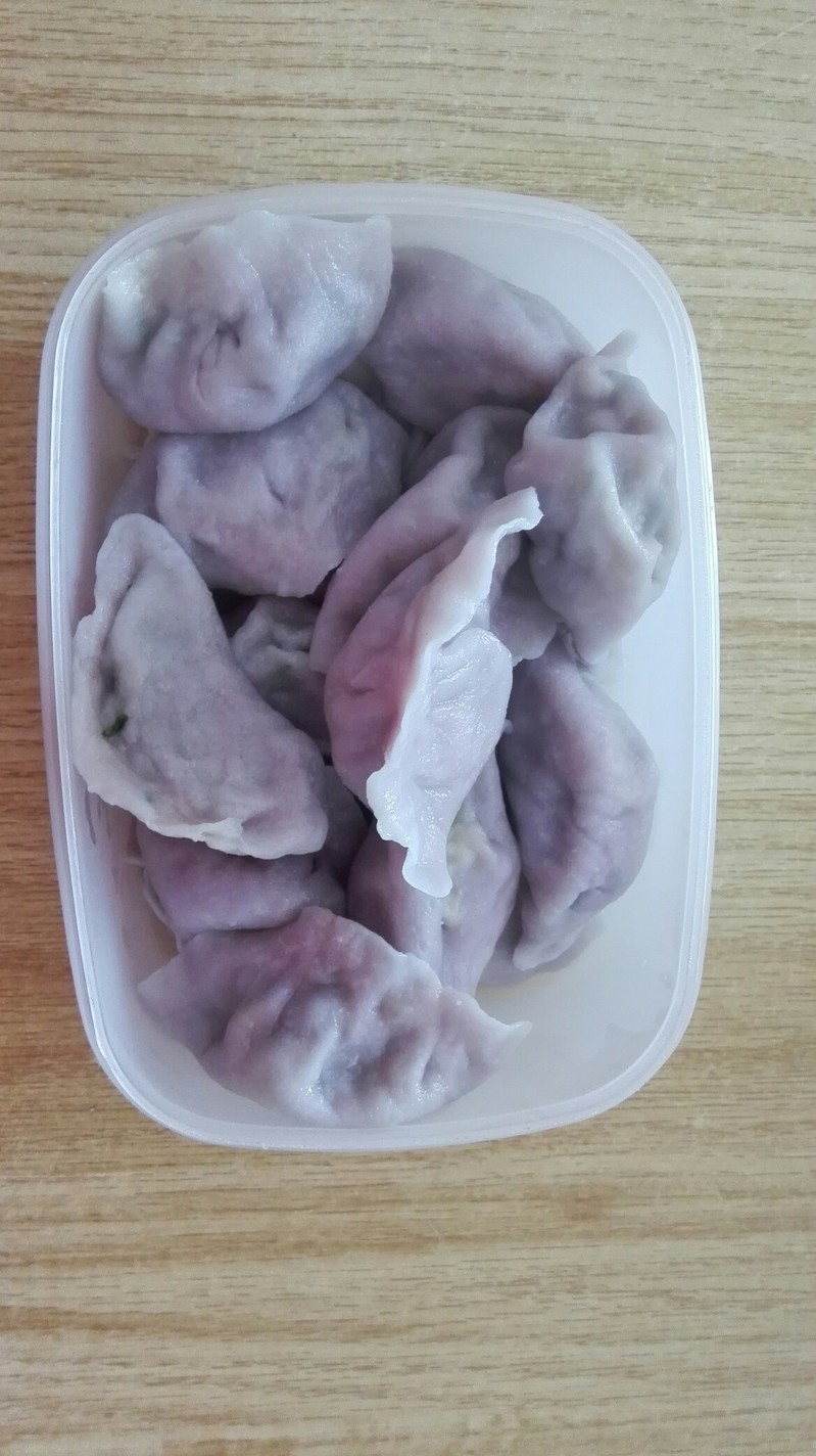 紫甘蓝汁和面做的皮,韭菜鸡蛋虾皮猪肉馅的饺