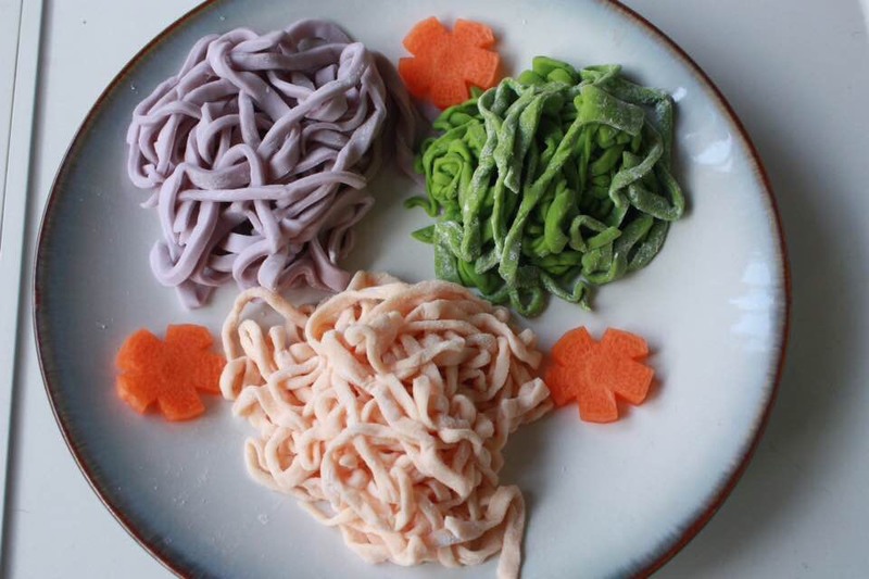 彩色肉酱面--绿色菠菜、紫色紫甘蓝、橘色胡萝