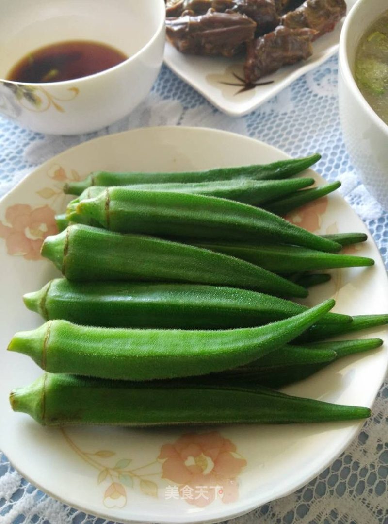 晚餐:秋葵醮芥末醋汁 耗油杏鲍菇 酱鸭脖 丝瓜汤(忘拍