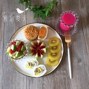 早安!今日早餐:青瓜汁,煎饺子,花生,猕猴桃,鸡蛋