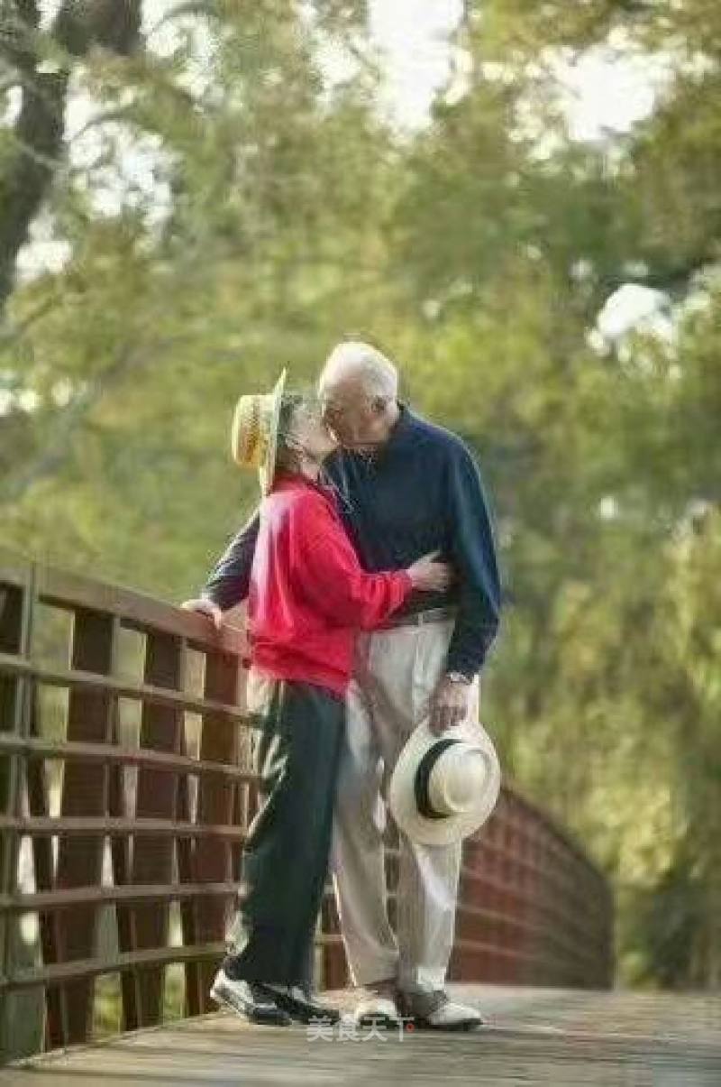 我只羡慕牵手散步的老人  因为我知道  谈一场白头偕老的恋爱是有多