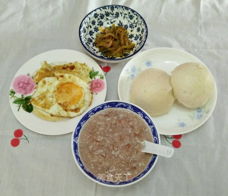 早餐#馒头,稀饭加上煎蛋,小菜,简单的中式早餐,也是有营养的怀旧早餐