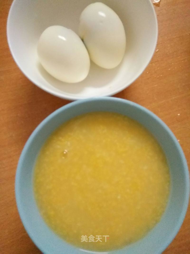 早餐玉米粥配鸡蛋简单清淡