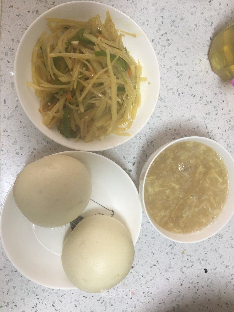 红糖鸡蛋碎稀饭土豆丝配上大馒头舒服