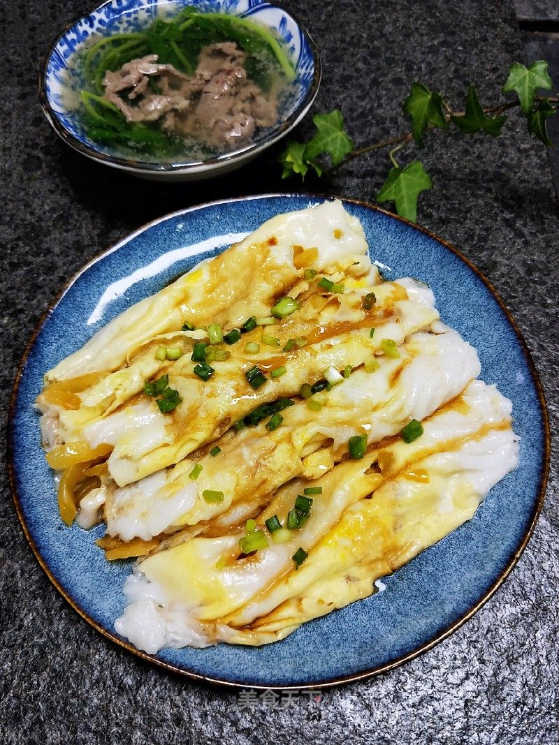 早餐榨菜鸡蛋肠粉牛肉青菜汤