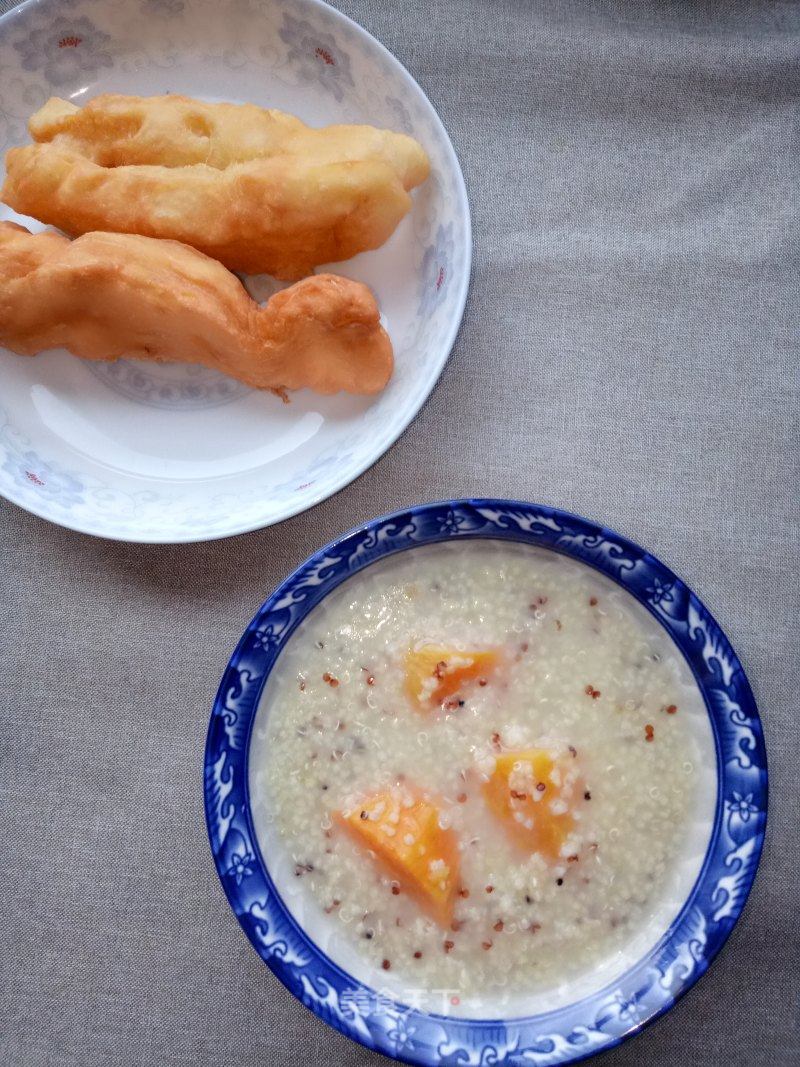 早餐#藜麦红薯小米粥,油条.