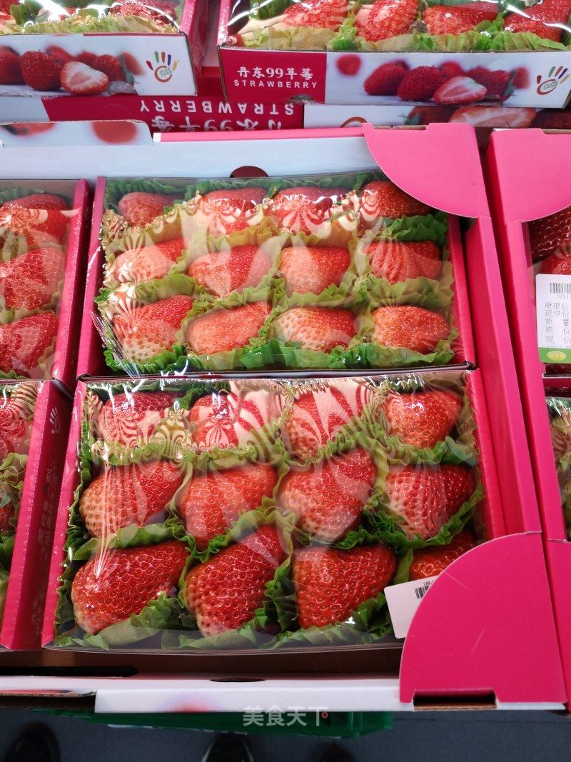 草莓#大草莓,超市里卖的包装成盒的草莓,看了看价钱,没_冬季心情的