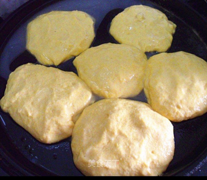 电饼铛贴玉米面饼子,焦黄酥脆.