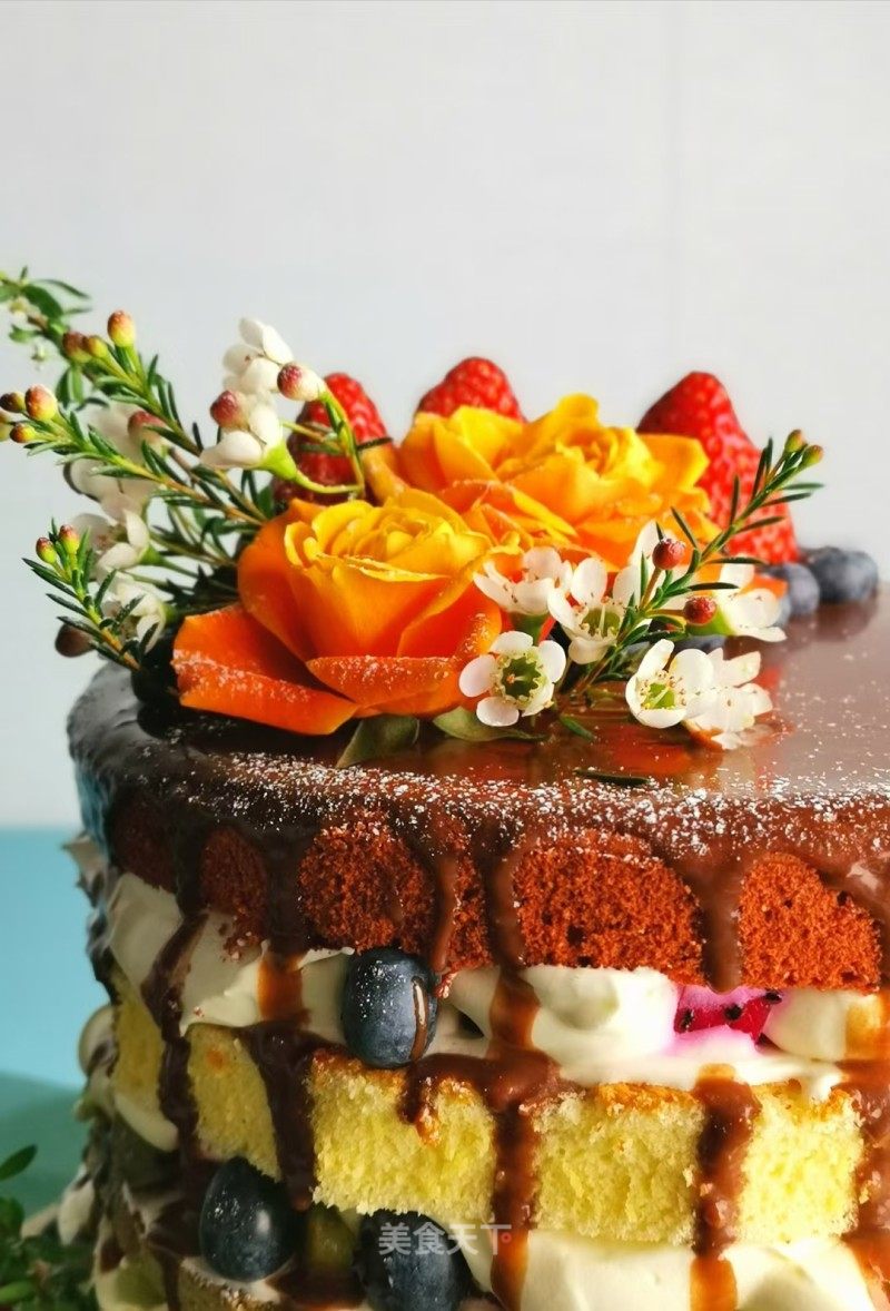 巧克力浇面草莓夹层蛋糕