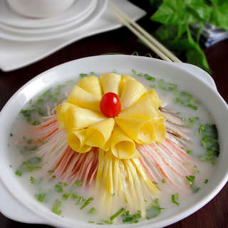 "牡丹燕菜"—是洛阳水席中最为著名的一道菜,它的独特之处是把普普通