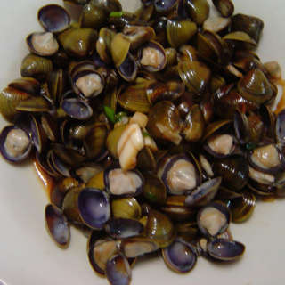 我们这儿叫蚬子的,是一种生活在淡水里的贝壳类食物,福州方言叫"扭洋"
