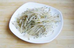 绝好的家常下饭小菜—豉椒小银鱼的做法步骤：1