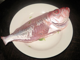 【粤菜】红烧大眼鸡鱼的做法步骤:1