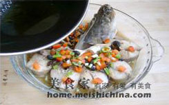 香辣豆豉蒸鲈鱼的做法步骤：8